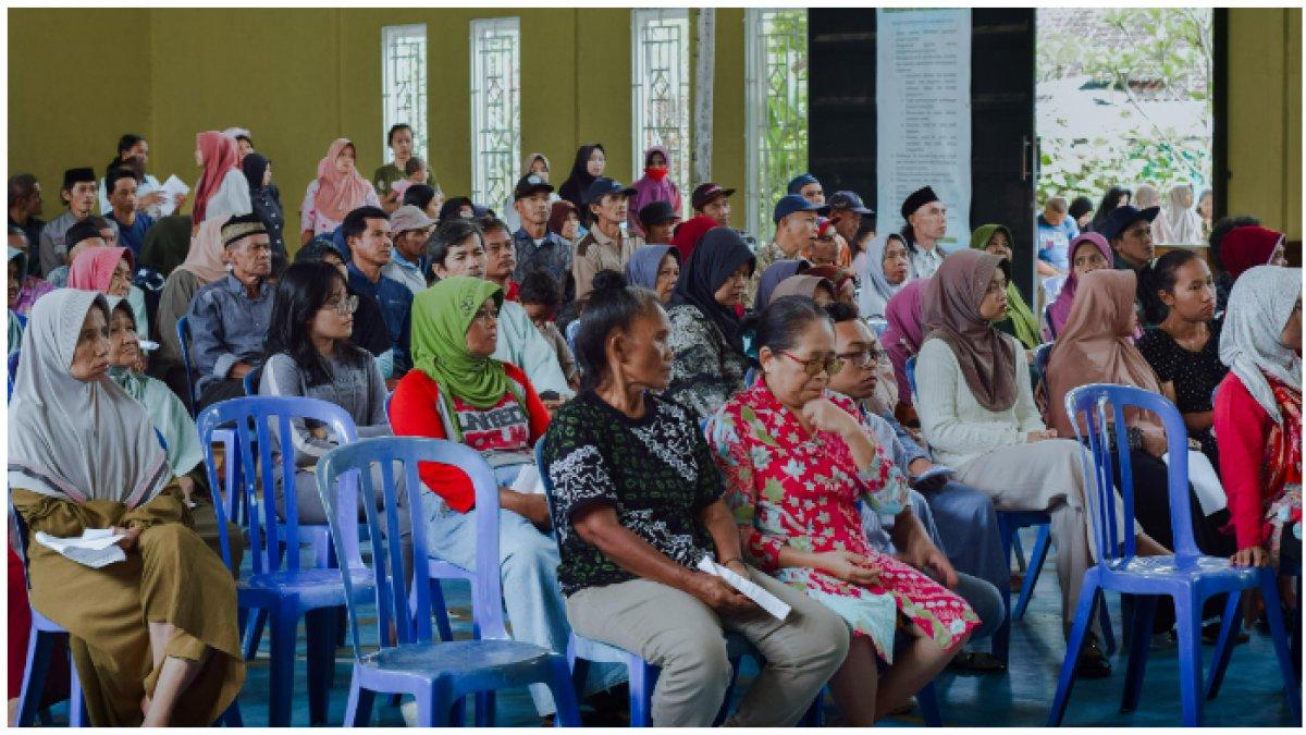 Warga Desa Sriwulan mendapatkan THR Lebaran 2025 yang dibagikan oleh BUMDes Sriwulan Makmur.