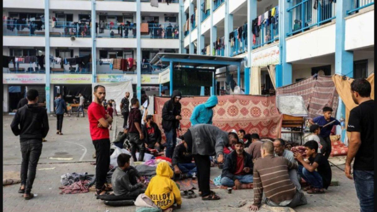 Warga Palestina yang terluka dan keluarga mereka berlindung di sekolah Badan Bantuan dan Pekerjaan PBB