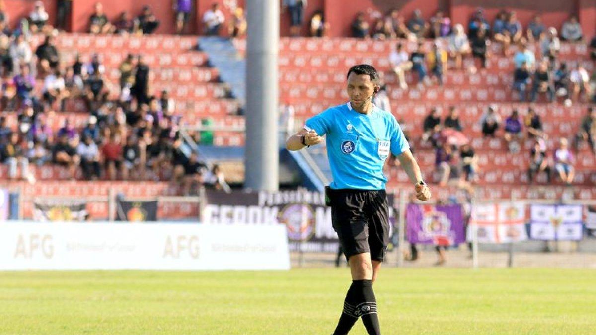 Wasit Yudi Nurcahya memimpin laga pekan ke-23 Liga 1 2023/2024 antara Persik Kediri melawan PSM Makassar yang berakhir dengan skor 1-1 di Stadion Brawijaya Kediri, Jawa Timur, Senin (18/12/2023) sore.