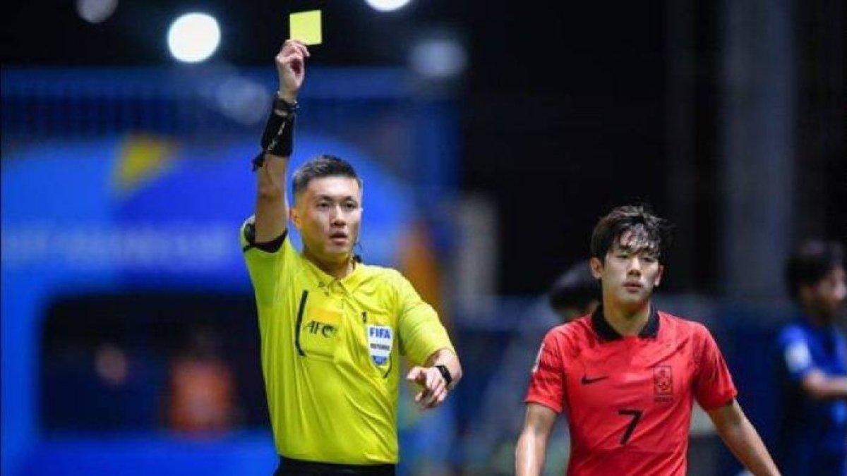 Wasit asal China Shen Yinhao ditunjuk sebagai wasit utama pada laga Semifinal Piala Asia U23 2024 antara Timnas Indonesia vs Uzbekistan pada Senin (29/4/2024). Wasit kontroversi asal China Shen Yinhao bakal kawal laga Timnas Indonesia vs Uzbekistan dalam lanjutan semifinal Piala Asia U23 2024.