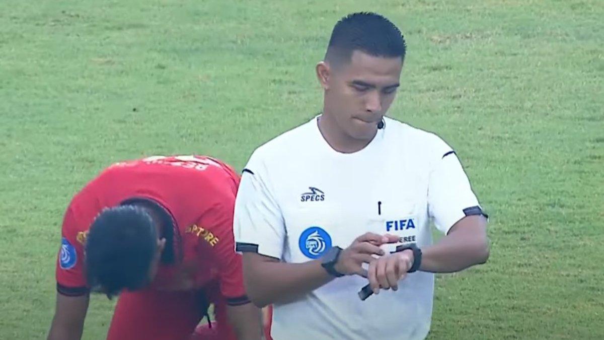 Wasit asal Malaysia, Muhammad Nazmi Nasaruddin saat memimpin laga Persib Bandung vs Persija Jakarta dalam lanjutan pekan keenam Liga 1 2024/2025 di Stadion Si Jalak Harupat, Bandung, Jawa Barat pada Senin (23/9/2024).