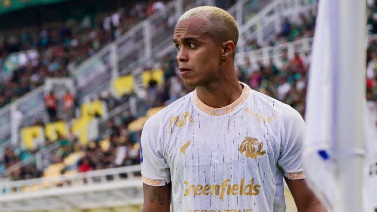 RUMOR TRANSFER WILIAM MARCILIO - Potret Wiliam Marcilio saat memperkuat Arema FC di gelaran Liga 1 2024/2025, kini tebar kode untuk Persija Jakarta dan Persib Bandung.