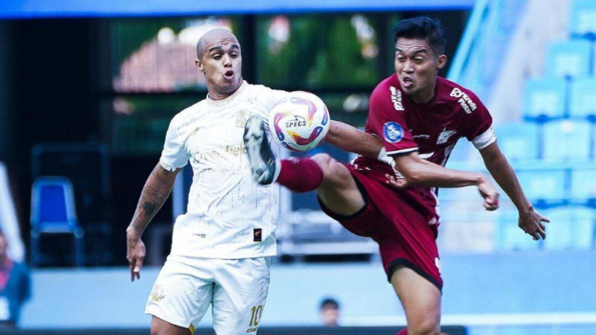 Pemain Arema FC, Wiliam Marcilio berduel dengan pemain PSM Makassar, Akbar Tanjung dalam laga pekan kelima Liga 1 2024/2025 di Stadion Batakan, Balikpapan, Minggu (15/9/2024).
