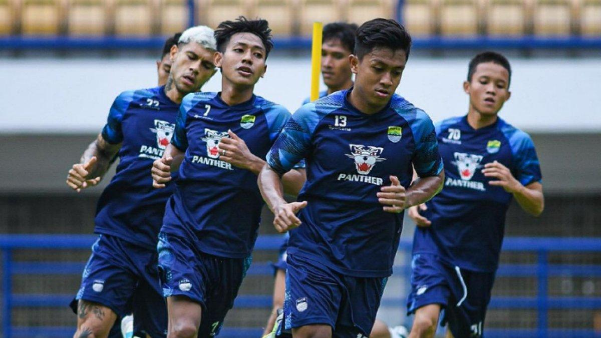 Winger Persib Bandung, Febri Hariyadi akhirnya kembali bergabung sesi latihan Maung Bandung di Stadion Gelora Bandung Lautan Api (GBLA), Bandung, Rabu (15/11/2023).