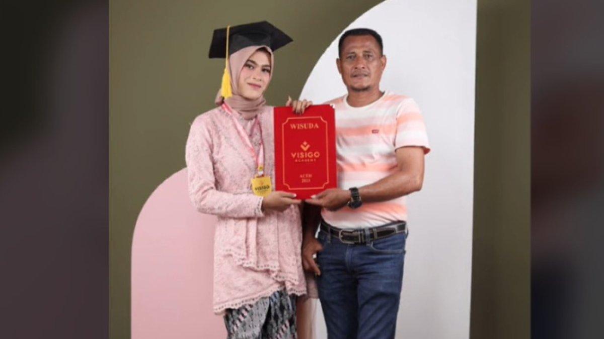 Wisudawan Aceh dengan sang ayah yang viral