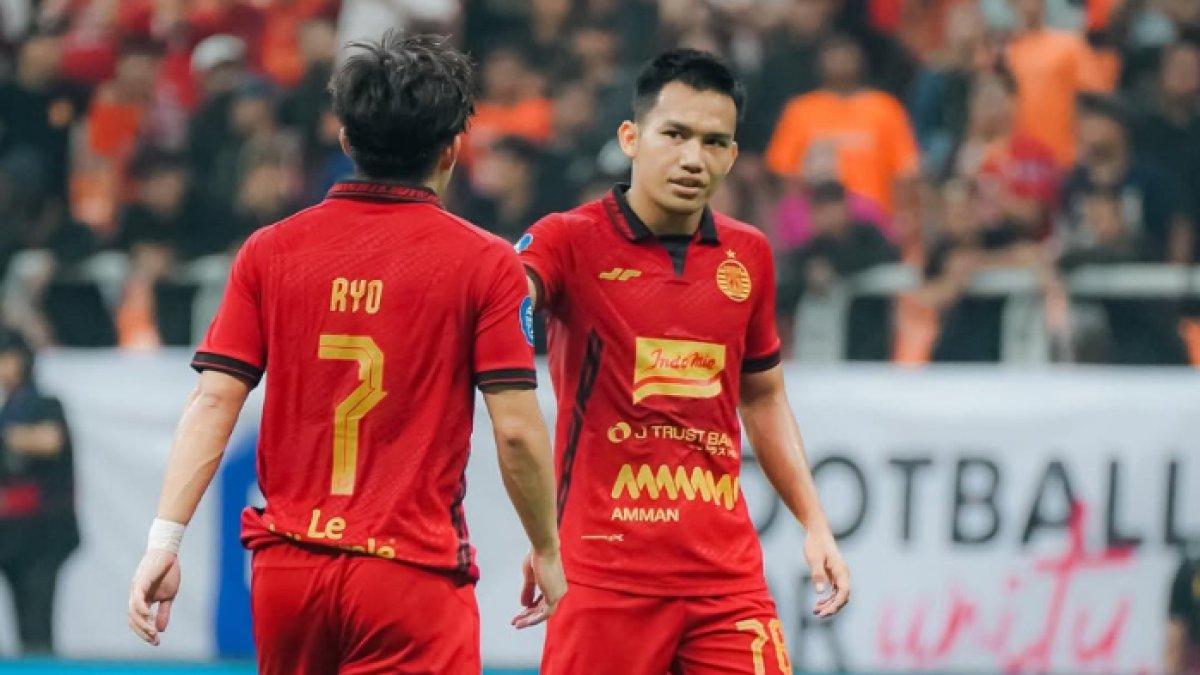 WITAN SULAEMAN - Momen Witan Sulaeman dengan Ryo Matsumura di Persija Jakarta pada gelaran Liga 1 2024/2025.