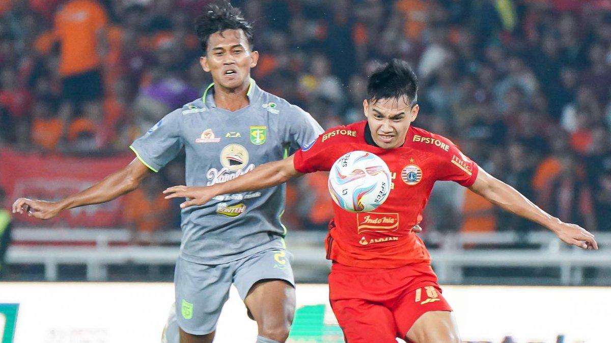 Winger Persija Jakarta Witan Sulaeman saat berduel dengan Persebaya Surabaya.
