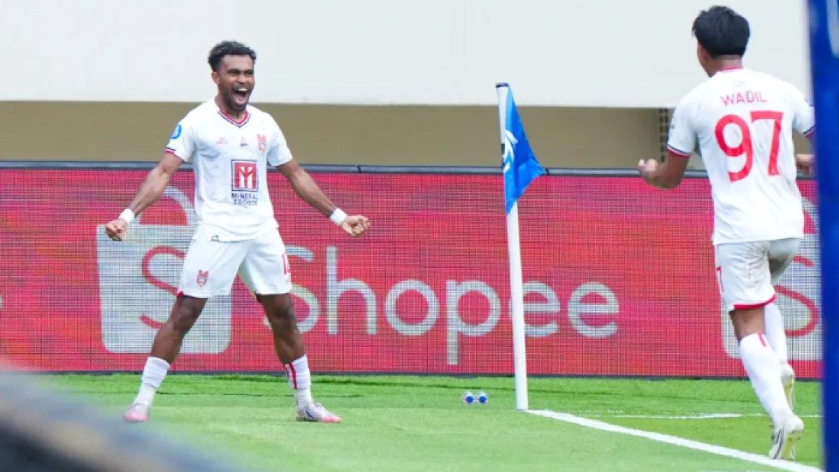Aksi selebrasi Yakob Sayuri (kiri) saat mencetak gol ke gawang Persis Solo dan membuat Malut United unggul di pekan ke-28 Liga 1 2024, Sabtu (12/4).
