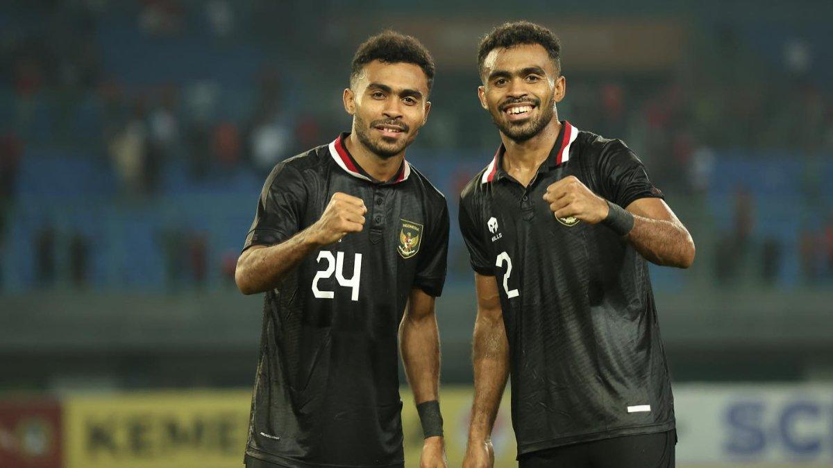 Yance Sayuri (kiri) dan Yakob Sayuri (kanan). Dua pemain kembar PSM Makassar.