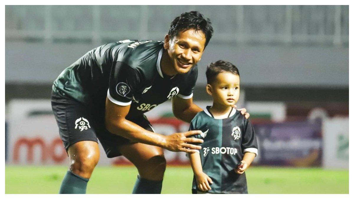 Foto Yandi Sofyan dan sang buah hati kecilnya saat berseragam Persikabo 1973.