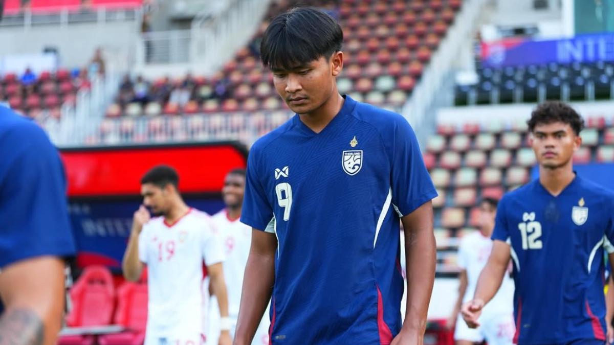 PROFIL - Sosok Yotsakon Burapha ketika memasuki lapangan untuk membela Timnas Thailand (11/6/2025).