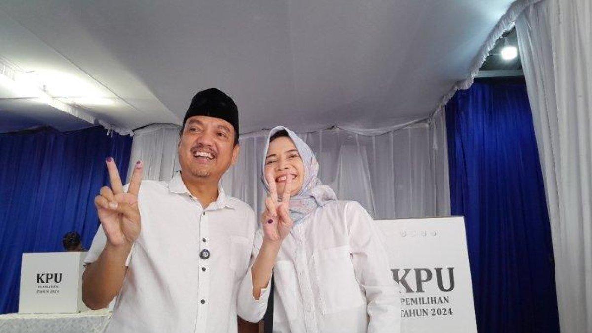 Potret Calon Wali Kota Semarang Nomor Urut 2, Yoyok Sukawi yang menggunakan hak pilihnya di menggunakan hak pilihnya di Tempat Pemungutan Suara (TPS) 01 Kelurahan Wonotingal, Kecamatan Candisari, Rabu (27/11/2024).