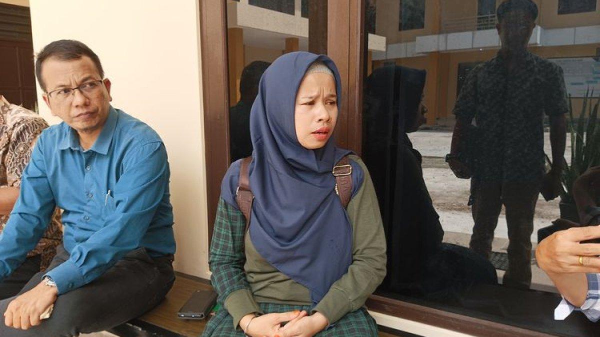 Yuliani (38), istri Haryono, sopir taksi online yang ikut jadi tersangka dalam kasus polisi tembak warga di Kalteng, ketika berbincang-bincang dengan wartawan di Polresta Palangka Raya, Selasa (17/12/2024).