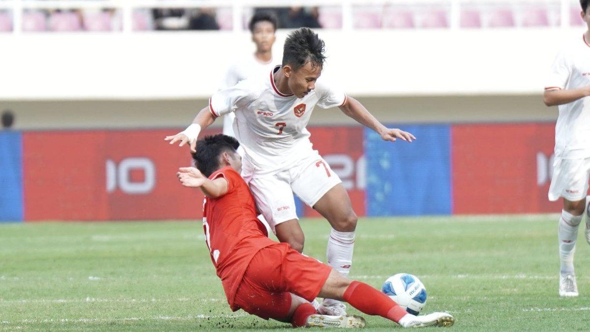 Pesepak bola Timnas Indonesia, Muhammad Zahaby Gholy mendapat tekel dalam pertandingan Timnas Indonesia vs Vietnam pada ajang ASEAN U-16 (Piala AFF) Boys Championship 2024 di Stadion Manahan, Solo, Rabu (3/7/2024) sore. TRIBUNNEWS/Muhammad Nursina.