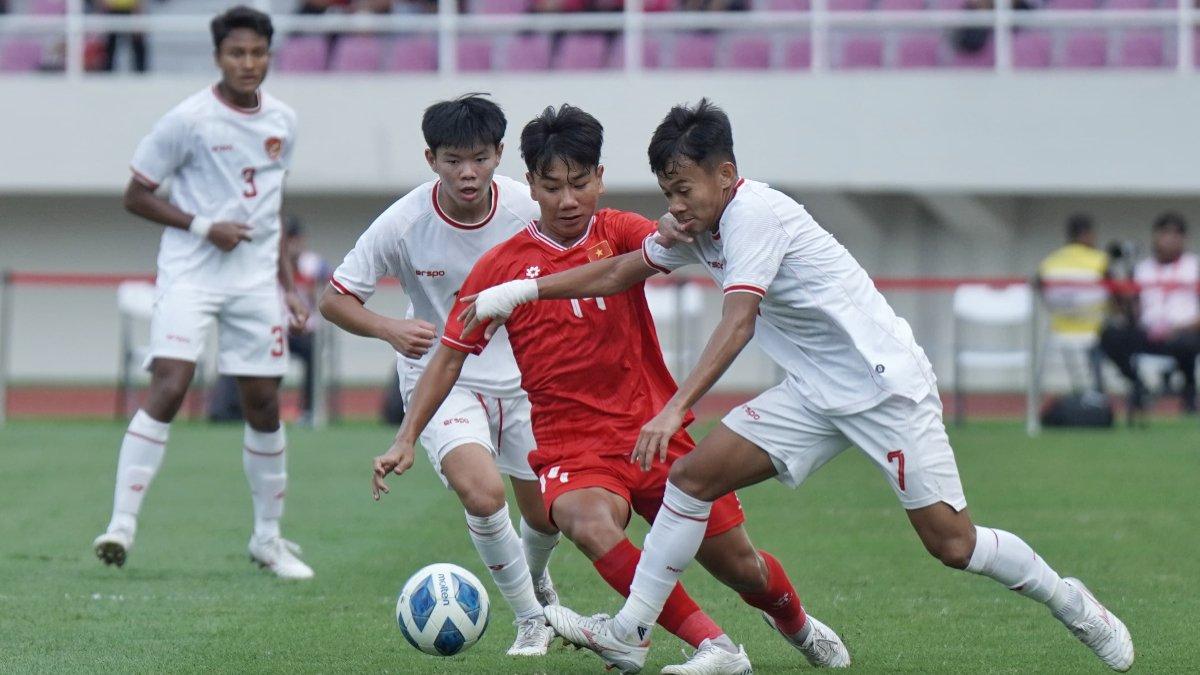 PROFIL PEMAIN - Pesepak bola Timnas Indonesia, Muhammad Zahaby Gholy (kanan) dan Lucas Raphael Lee (kiri) mengadang pesepak bola Vietnam dalam pertandingan Timnas Indonesia vs Vietnam pada ajang ASEAN U-16 (Piala AFF) Boys Championship 2024 di Stadion Manahan, Solo, Rabu (3/7/2024) sore.