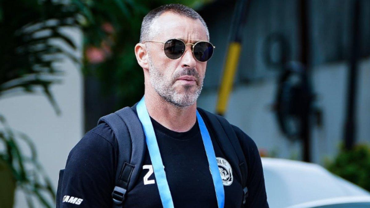 Potret pelatih Arema FC asal Portugal, yakni Ze Gomes sesaat sebelum laga melawan Borneo FC di pekan ke-19 Liga 1 2024, Minggu (19/1).