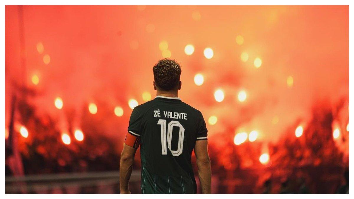Foto Ze Valante saat berasragam Persebaya Surabaya dan memakai ban kapten