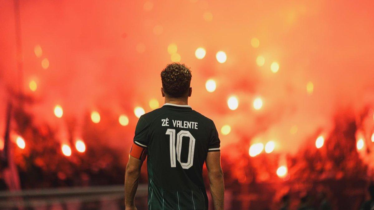 Ze Valente saat menjadi kapten Persebaya Surabaya di gelaran Liga 1 2023/2024.