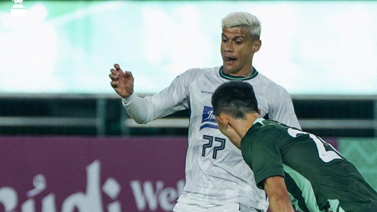Cuplikan pertandingan saat winger Persib Bandung, Ciro Alves coba kelabuhi pemain Zhejiang FC, Kamis (3/10/2024).