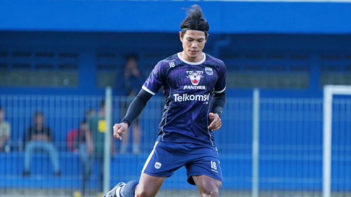 Bek lokal Persib Bandung, Achmad Jufriyanto alias Jupe di sesi latihan.
