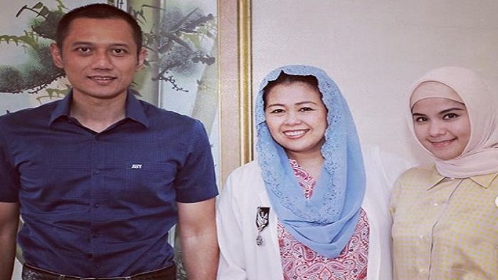 Agus Harimurti Yudhoyono (AHY), Yenny Wahid dan Annisa Pohan berfoto bersama usai sarapan bareng. Foto diunggah Selasa (18/9/2018).