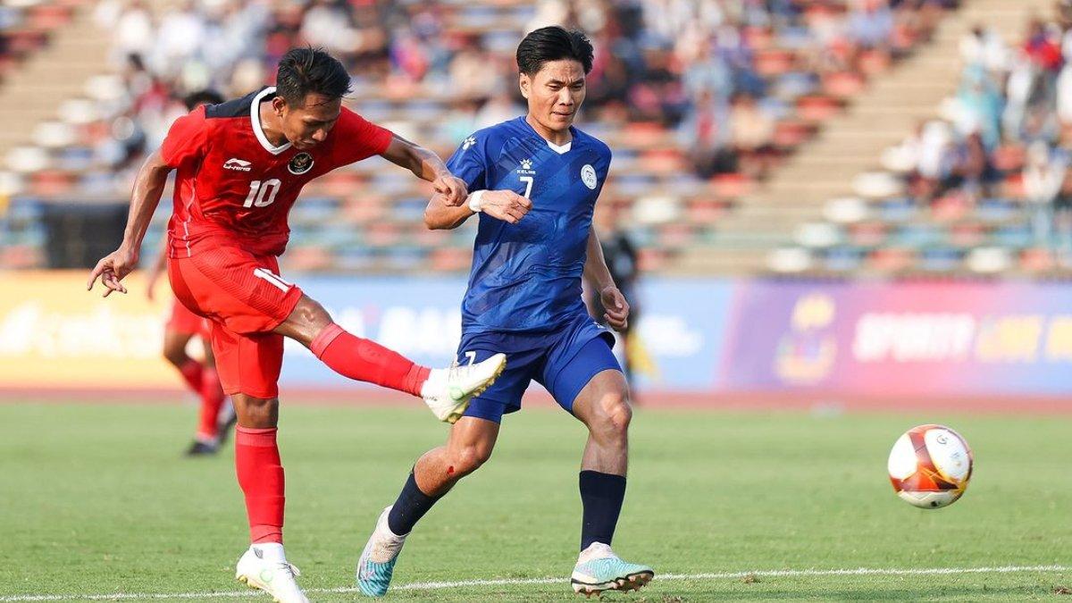 Potret aksi pemain termahal kedua Timnas U-22 Indonesia di ajang SEA Games 2023, Beckham Putra (kiri) saat menghadapi Timnas U-22 Filipina, 29 April 2023.