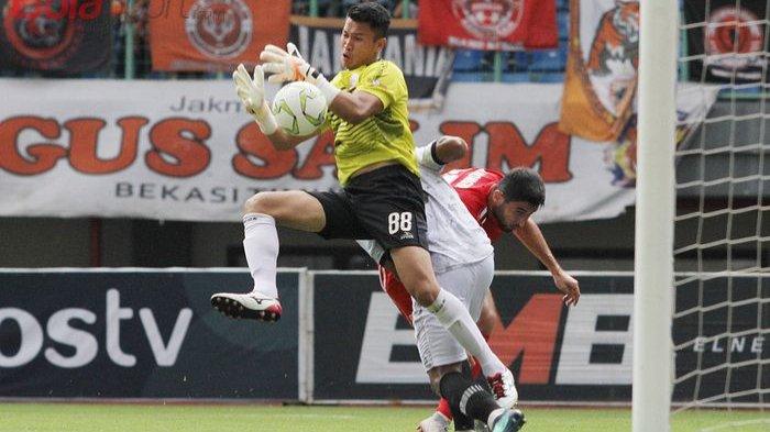 Aksi kiper Persija Jakarta, Shahar Ginanjar pada laga kontra Tira Persikabo, babak 16 besar Piala Indonesia 2018 di Stadion Patriot Chandrabhaga, Kota Bekasi, Kamis (21/2/2019).
