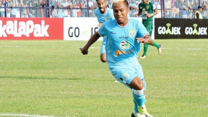 Aksi Mohammad Fahmi Al Ayyubi saat memperkuat Persela Lamongan menghadapi Persebaya Surabaya.