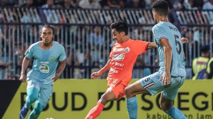 Aksi pemain Persija Jakarta, Fitra Ridwan pada partai pekan kelima Liga 1 2019 kontra Persela Lamongan, di Stadion Surajaya, Lamongan, Sabtu (22/6/2019).