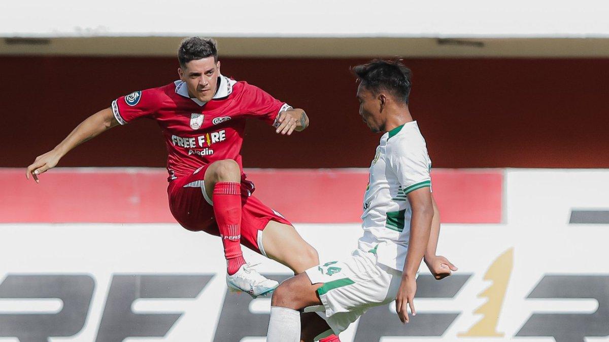 Cuplikan aksi Alexis Messidoro saat Persis Solo melawan PSS Sleman di pekan ke-26 Liga 1 2022, Selasa (21/2/2023).