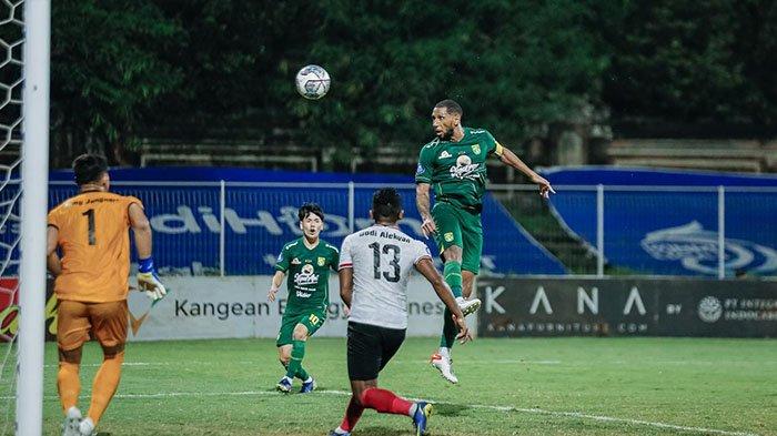 Mantan bek tengah Persebaya Surabaya Alie Sesay saat turun di laga kontra Madura United di Liga 1 2021.