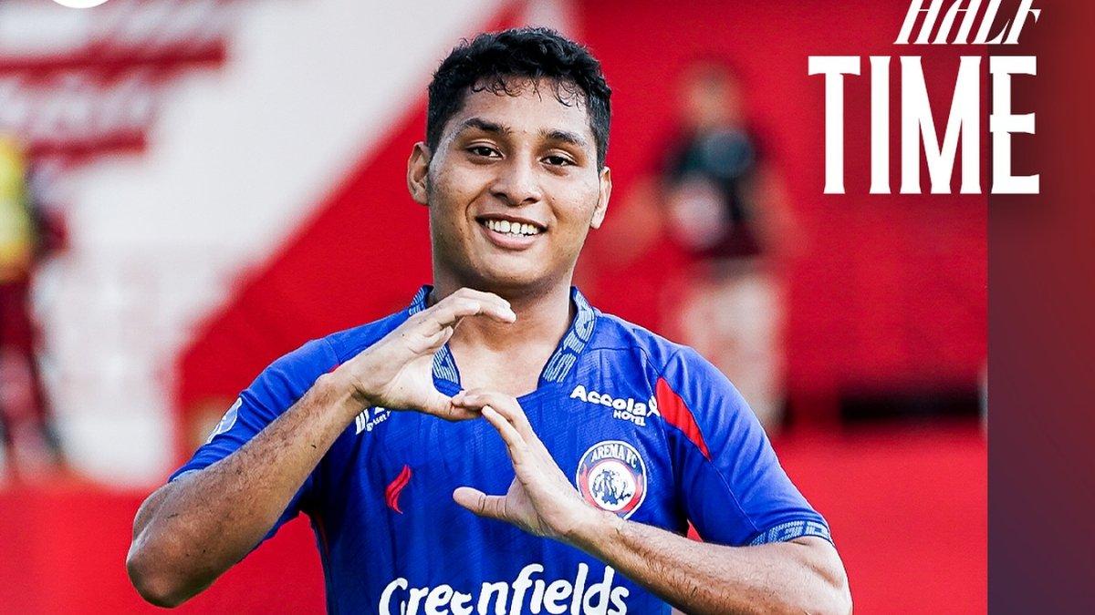 Pemain Arema FC, Salim Tuharea berselebrasi setelah mencetak gol ke gawang PSBS Biak di pekan ke-14 Liga 1 2024/2025.