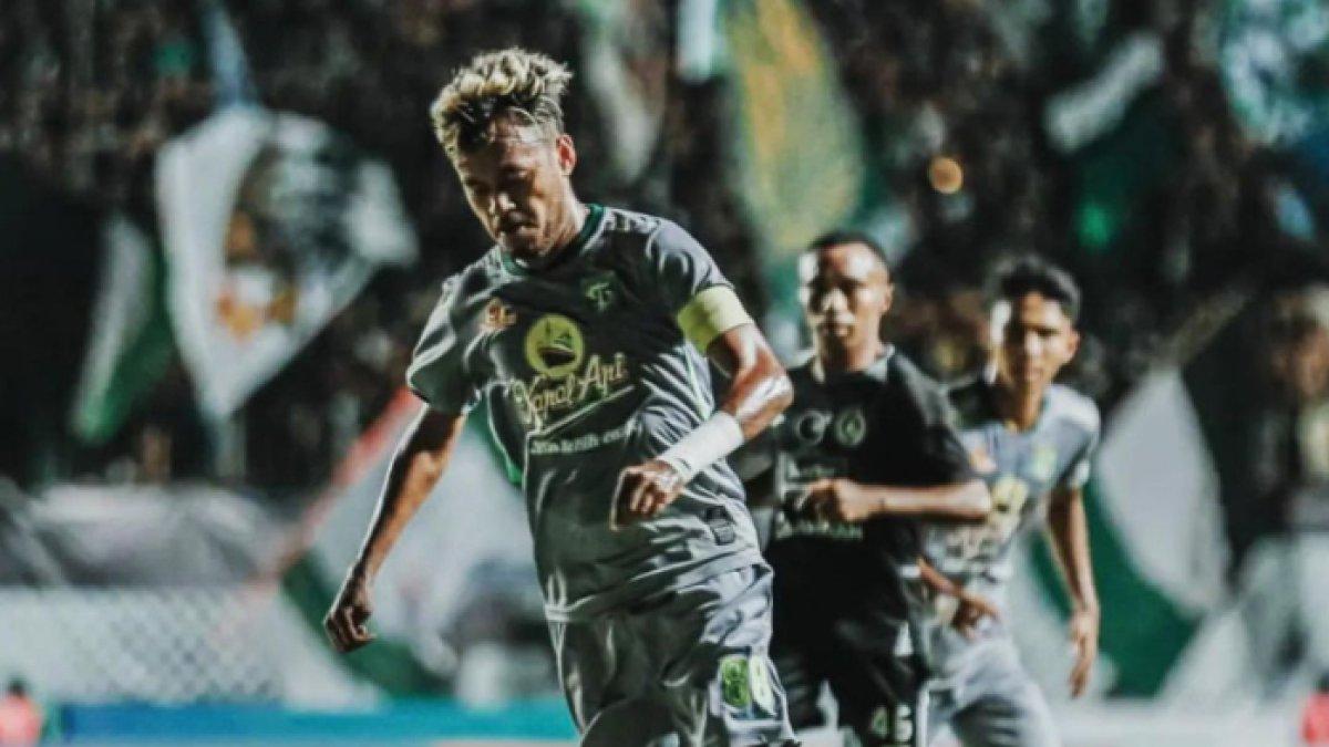 Alwi Slamat saat mengemban ban kapten Persebaya Surabaya. Alwi Slamat kabarnya diincar dua raksasa Liga 1, Persib Bandung dan Bali United.