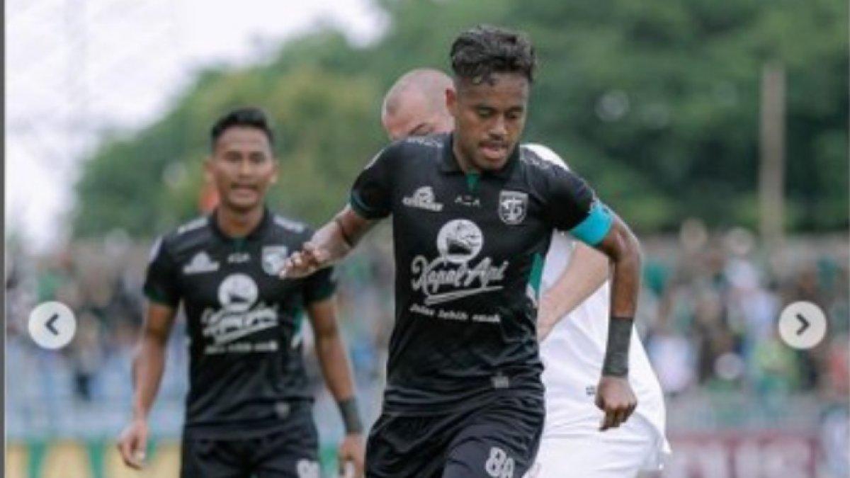 Kapten Persebaya Surabaya, Alwi Slamat saat menghadapi PSM Makassar dalam lanjutan pekan 26 Liga 1 2022/2023 i Stadion Gelora Joko Samudro, Gresik, pada Jumat (24/2/2023) sore pukul 15.00 WIB.