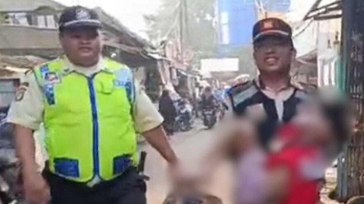 ANAK DIBUANG - anak perempuan berusia tujuh tahun, MK, ditemukan dalam kondisi dehidrasi dan mengalami luka-luka di Pasar Kebayoran Lama, Jakarta Selatan, Rabu (11/6/2025) pagi.