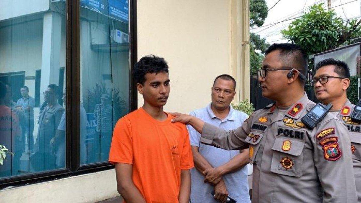 Kapolsek Sunggal, Kompol Bambang Gumanti Hutabarat sedang mengintrogasi Arka Satria Sitepu, pelaku begal anggota TNI AD di depan Markas Kodam I/Bukit Barisan, Selasa (3/12/2024).