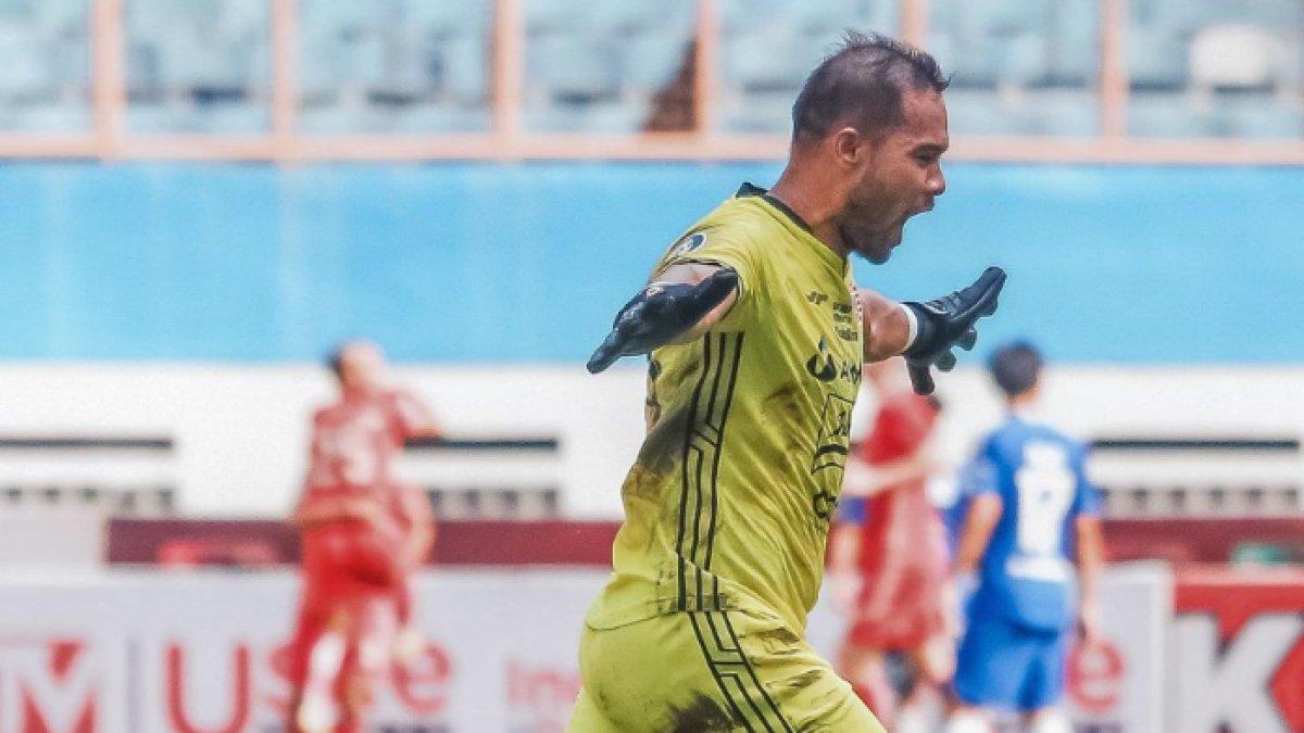 Kiper sekaligus kapten Persija Jakarta, Andritany Ardhiyasa saat menghadapi PSIS Semarang dalam lanjutan pekan 31 Liga 1 2022/2023 di Stadion Wibawa Mukti, Bekasi, Jawa Barat pada Kamis (16/3/2023).