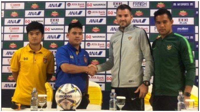 Andritany Ardhiyasa bersama pelatih Simon McMenemy dalam sesi konferensi pres sebelum pertandingan melawan Myanmar, Senin (25/3/2019)