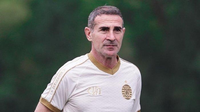 Eks pelatih Persija Jakarta, Angelo Alessio saat mengomandoi latihan Macan Kemayoran untuk menghadapi Liga 1 2021.