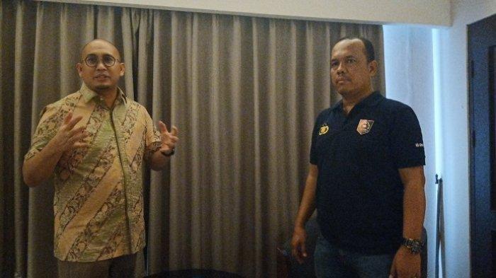 Anggota DPR RI Andre Rosiade bersama pihak kepolisian dari Polda Sumbar saat menggerebek wanita yang terlibat prostitusi online di Padang, Minggu (26/1/2020).