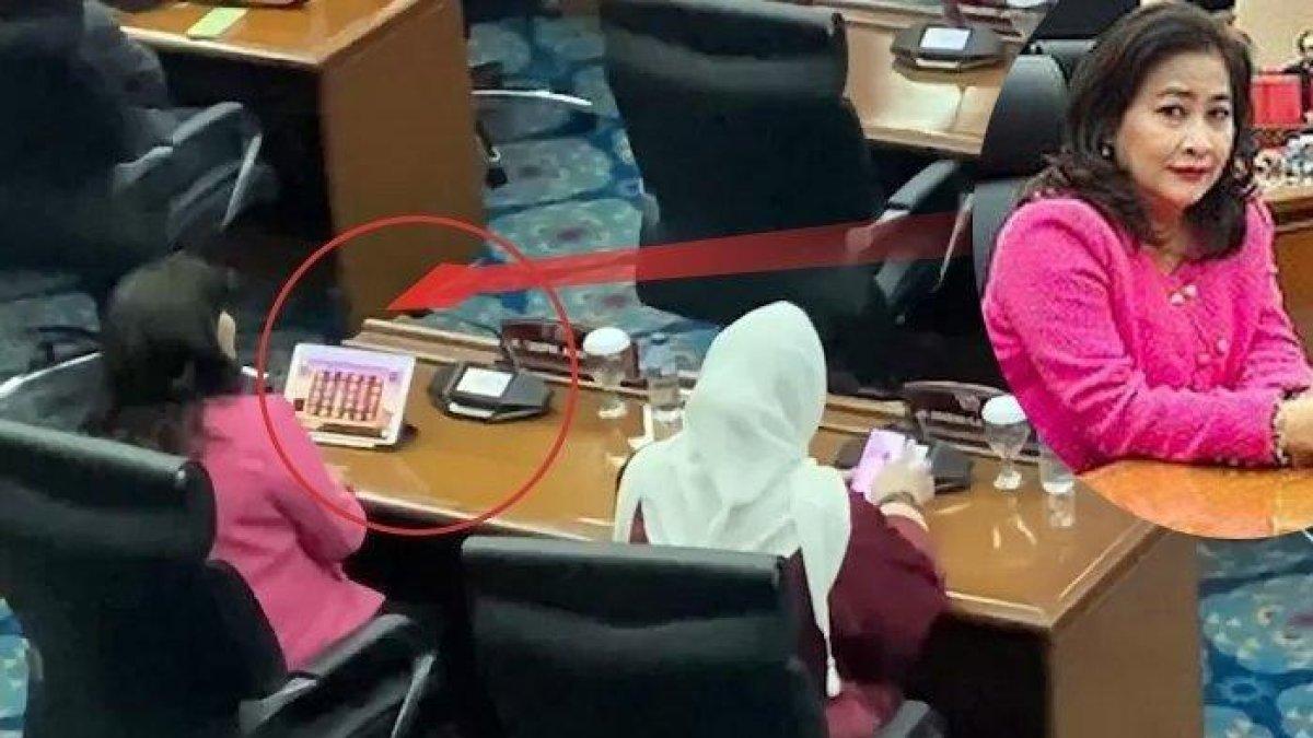 Cinta Mega Anggota DPRD DKI dari PDIP Terekam Diduga Main Game Slot Online Saat Rapat Paripurna. Sosok Cinta Mega Pernah Diperiksa KPK. Anggota DPRD DKI Jakarta Cinta Mega mengakui ia bermain game dalam ruang rapat paripurna, Kamis (20/7/2023).