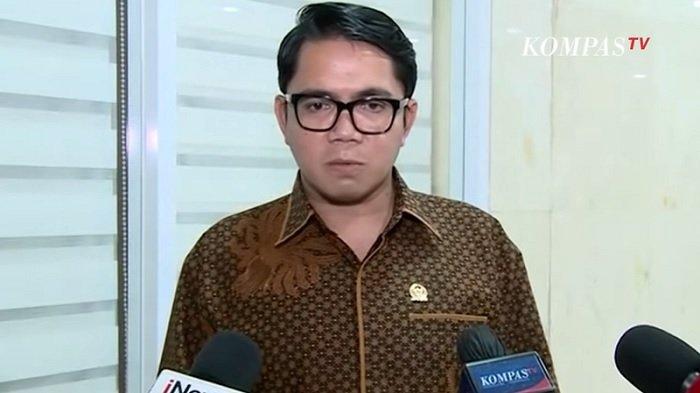 Anggota Komisi III DPR RI Arteria Dahlan menceritakan kronologi percekcokkan antara ibunya dan wanita yang mengaku sebagai anak dari jenderal bintang tiga TNI di Bandara Soekarno Hatta, Tangerang, Banten, Minggu (21/11/2021).