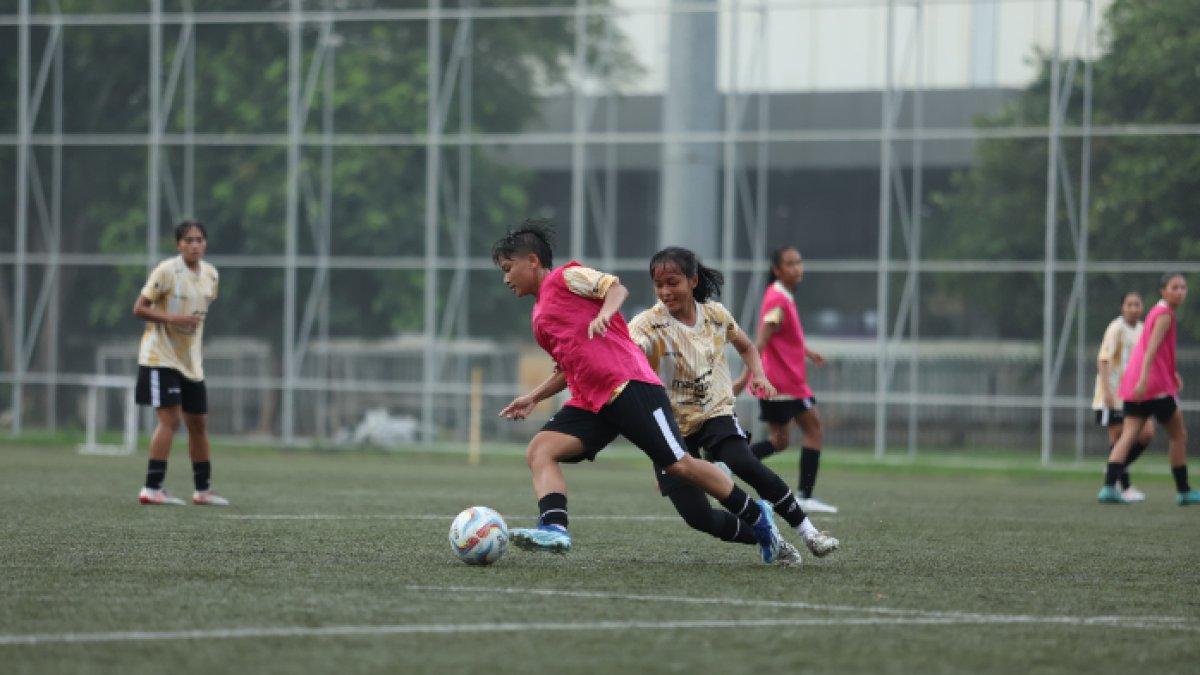 Para pemain Timnas Putri Indonesia saat mengikuti pemusatan latihan. Timnas Putri Indonesia memanggil 27 pemain untuk FIFA Match Day Juli mendatang.