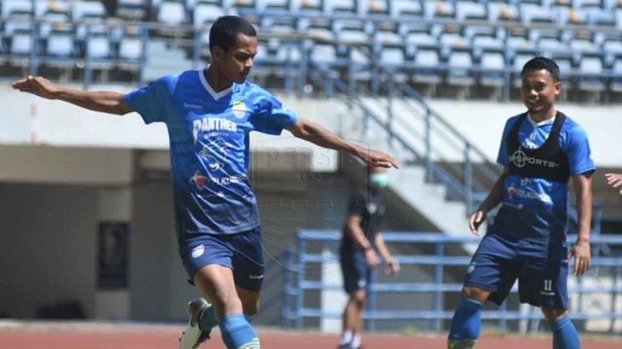 Gelandang muda Persib Bandung, Ardi Maulana saat menjalani sesi latihan bersama skuad Persib Bandung di Stadion Gelora Bandung Lautan Api (GBLA), Kota Bandung, Jawa Barat.
