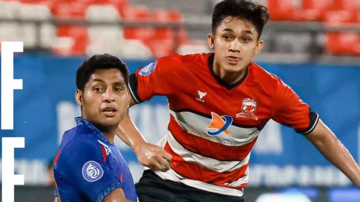 AREMA FC VS MADURA UNITED - Cuplikan pertandingan Arema FC Vs Madura United dalam lanjutan laga tunda pekan ke-27 Liga 1 2024/2025 di Stadion Kapten I Wayan Dipta, Gianyar, Bali pada Kamis, 25 April 2025.