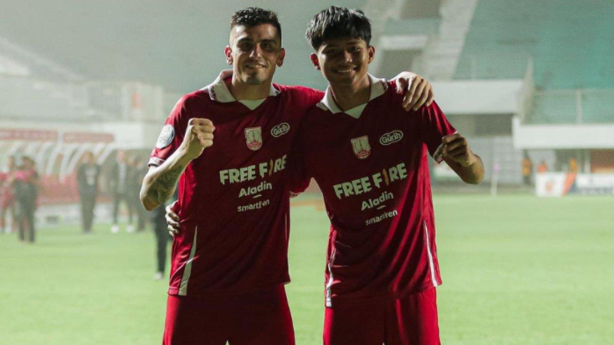 Striker berusia 15 tahun milik Persis Solo, Arkhan Kaka saat berfoto bersama striker asing Laskar Samber Nyawa, Fernando Rodriguez Ortega.