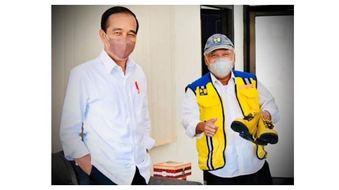 Unggahan akun Twitter Presiden Joko Widodo, Selasa (30/11/2021). Jokowi dan Menteri PUPR Basuki Hadimuljono membeli sepatu berbahan kulit di Trenggalek, Jawa Timur.