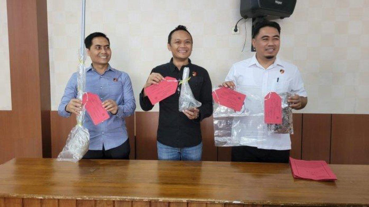 KONFERENSI PERS: Tim PPA Polresta Cilacap saat menunjukan barang bukti kasus pembunuhan bayi oleh seorang Anak yang Berhadapan dengan Hukum (ABH), berinisial K (16), Rabu (11/6/2025). Pelaku K tak lain adalah ibu kandung bayi tersebut.