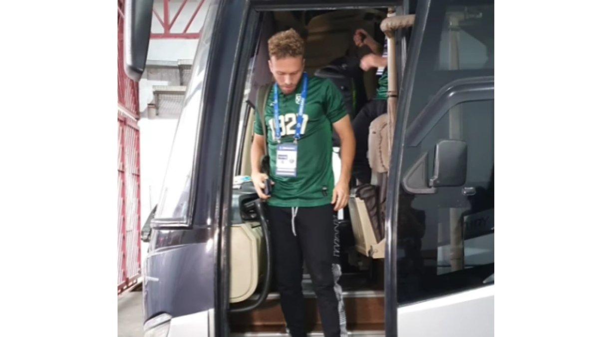 Penampakan Ze Valente, kapten Persebaya Surabaya, saat skuad Bajul Ijo tiba di Stadion Gelora Bung Karno, Minggu (30/7/2023).