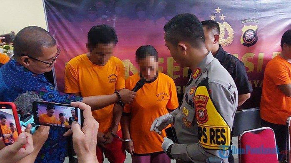 BA (46) pelaku perkosaan putrinya yang hingga hamil 2 kali bersama istrinya AF (45) saat dihadirkan di Polres Kubu Raya, Jumat 17 Vovember 2023.